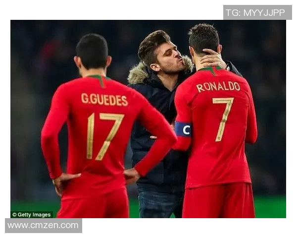 欧冠赛场惊现奇葩瞬间球迷冲入场内强抢C罗球衣 欧冠赛场惊现奇葩瞬间球迷冲入场内强抢C罗球衣