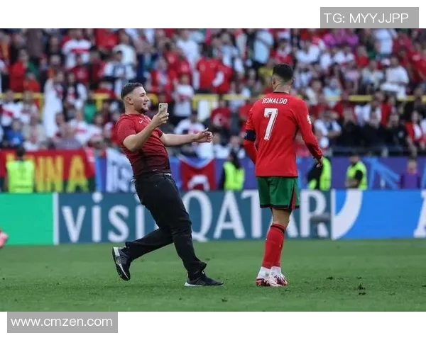 球迷疯狂举动冲进场内抢C罗球衣引发热议